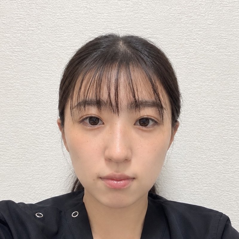 柔道整復師 中尾栞梨。黒いユニフォーム姿の顔写真